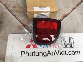 Đèn phản quang xe Mitsubishi Triton 